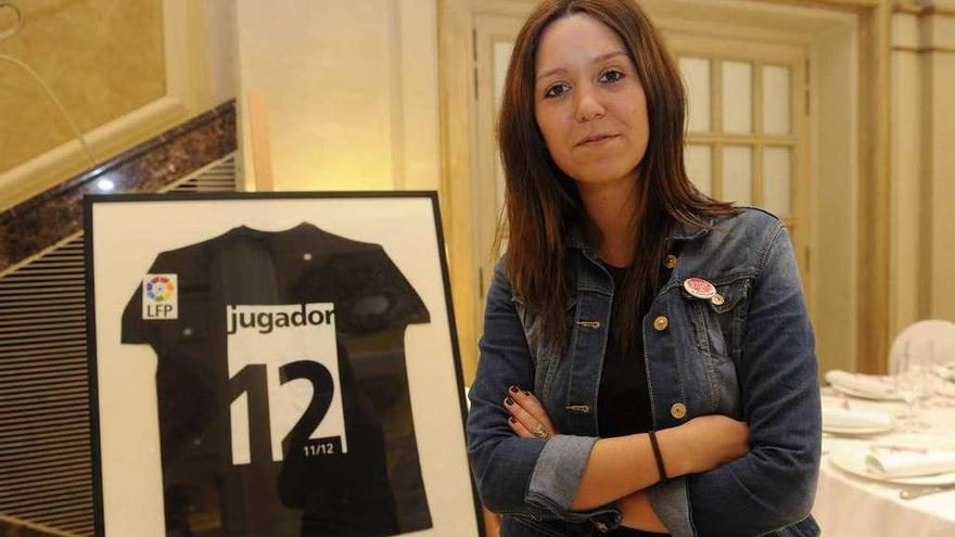 Tania Gómez posa con el Premio a la Mejor Afición del año que recibió la deportivista en 2014-15.