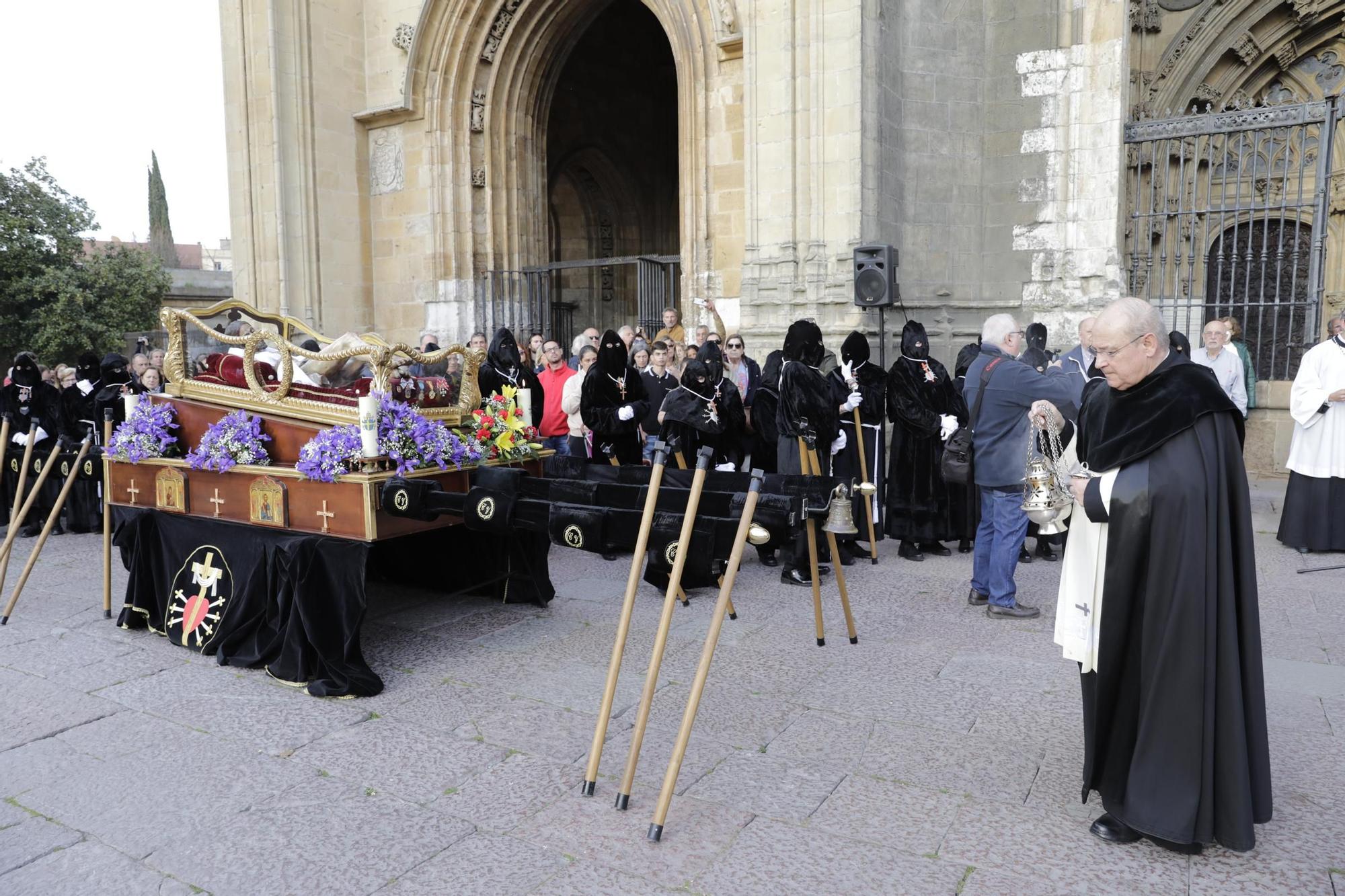 La procesión intergeneracional del Santo Entierro emociona Oviedo