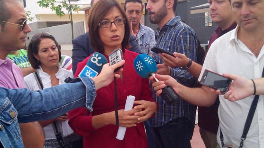 María Gámez atiende a los medios de comunicación, esta mañana en Soliva.