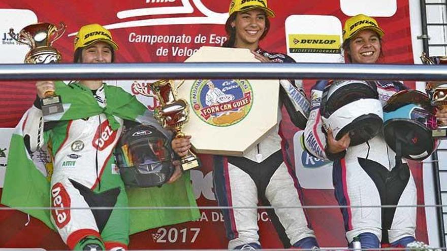 La mallorquina Nuria Llabrés celebra su triunfo en Jerez, ayer en el podio con su trofeo y una ensaimada.