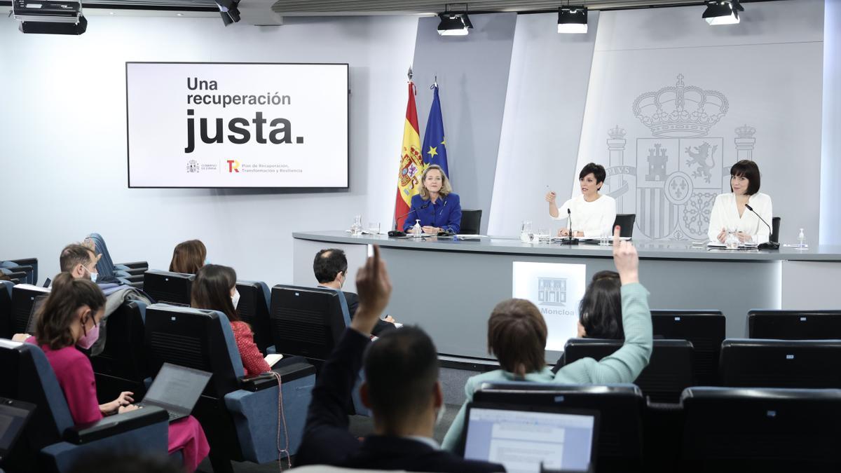 La vicepresidenta primera y ministra de Asuntos Económicos y Transformación Digital, Nadia Calviño; la ministra Portavoz, Isabel Rodríguez y la ministra de Ciencia e Innovación, Diana Morant, tras la reunión del Consejo de Ministros.