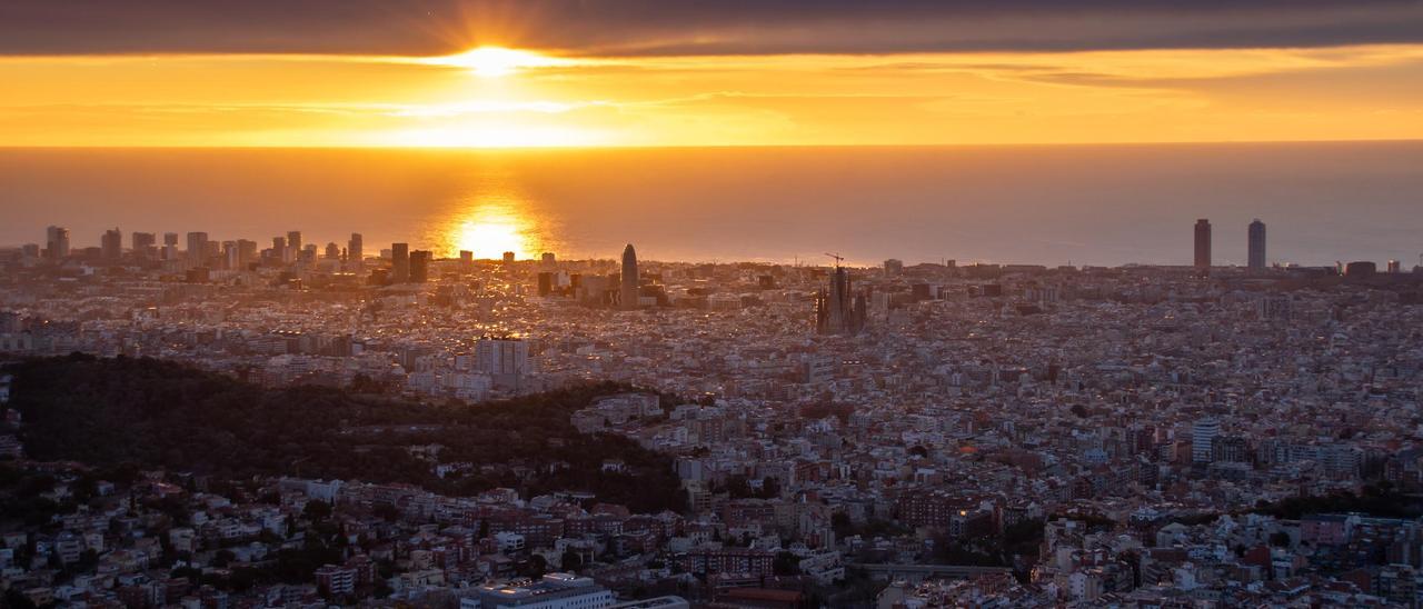 Salida del Sol en Barcelona, entre nubes el 24 de febrero
