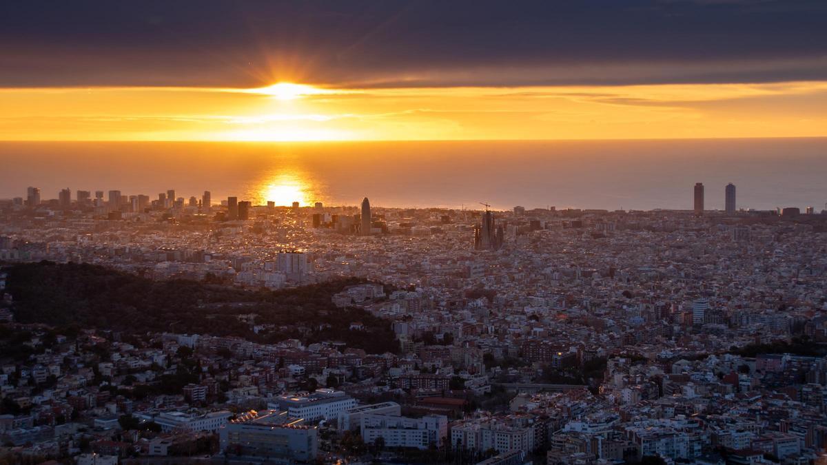 Salida del Sol en Barcelona, entre nubes el 24 de febrero