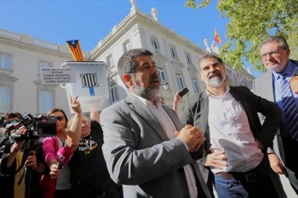 Imputados 8 Jordi Sànchez (izquierda) y Jordi Cuixart, en Madrid, el pasado 6 de octubre.