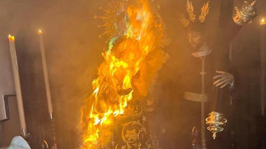 La imagen de la virgen, envuelta en llamas tras arder el manto en una iglesia de Chiclana.