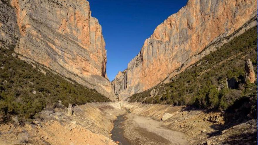 Imagen reciente del embalse de Canelles, que comparten las provincias de Huesca y Lérida.  | CHE