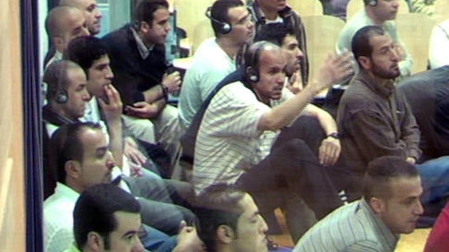 El Haski (centro de la imagen) gesticula durante el juicio a los acusados de los atentados del 11-M. i LA PROVINCIA/DLP