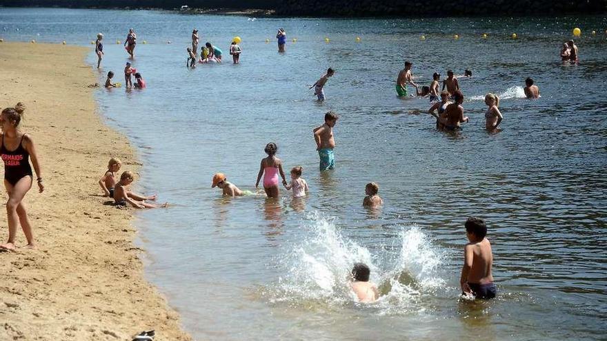 Numerosos bañistas en la tarde de ayer en la playa fluvial del Lérez. // R. Vázquez