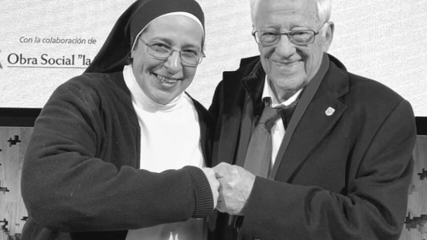 Sor Lucia Caram i el Padre Ángel xocant els punys, que és el símbol de la campanya