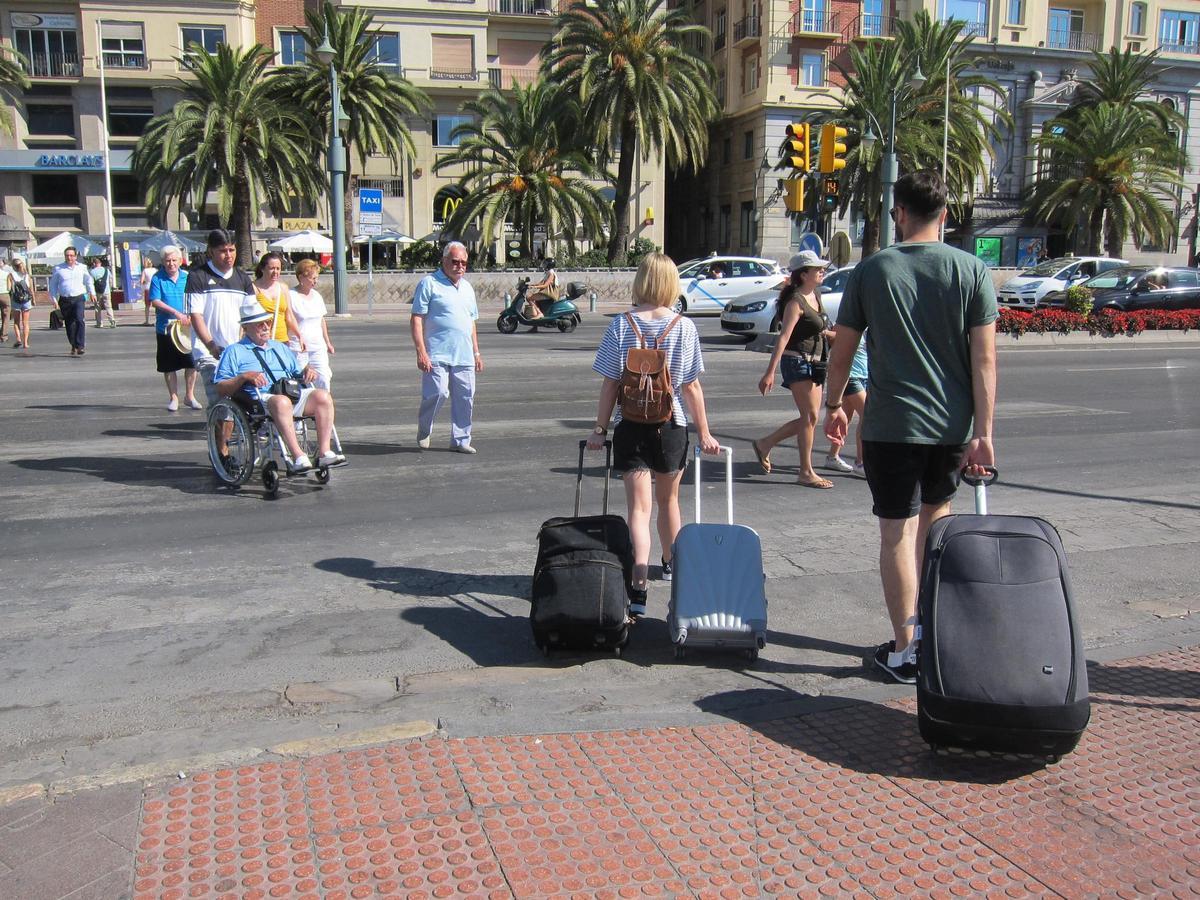 Turistas pasean por las calles de Málaga, la ciudad andaluza con más viviendas turísticas.