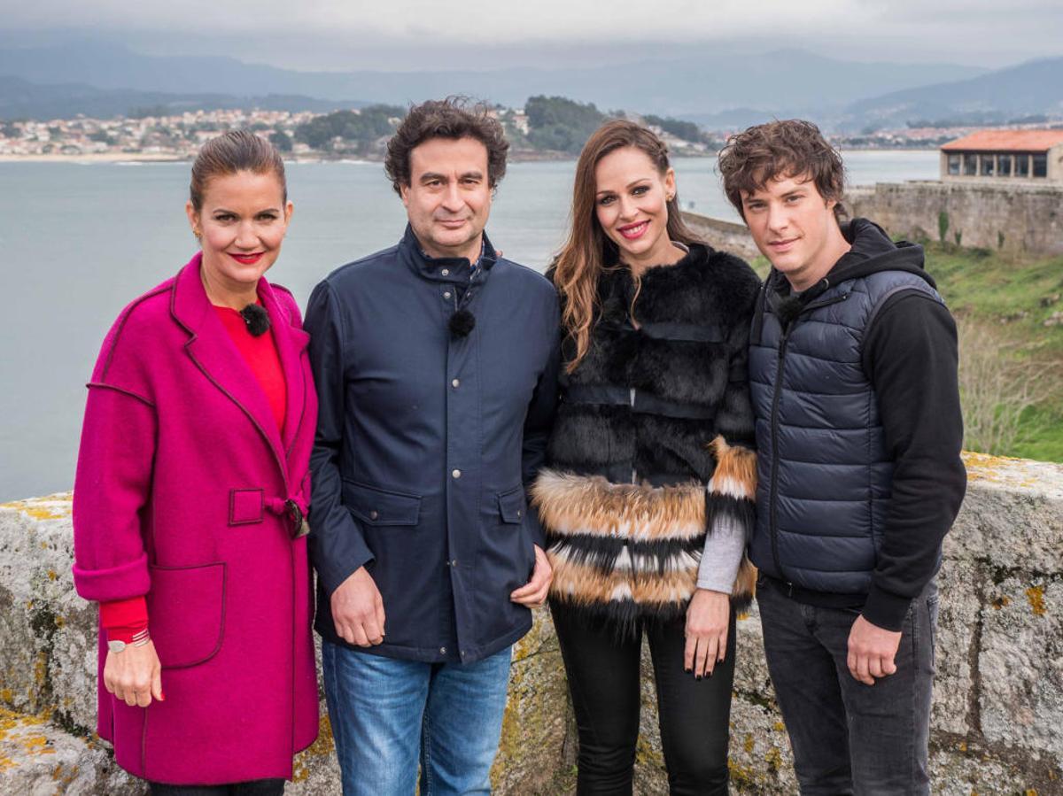 El jurado del programa y la presentadora, Eva González, en Baiona.