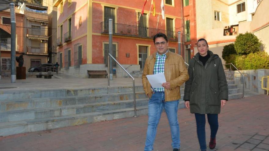 Los dos ediles de Blanca Puede frente al Ayuntamiento.