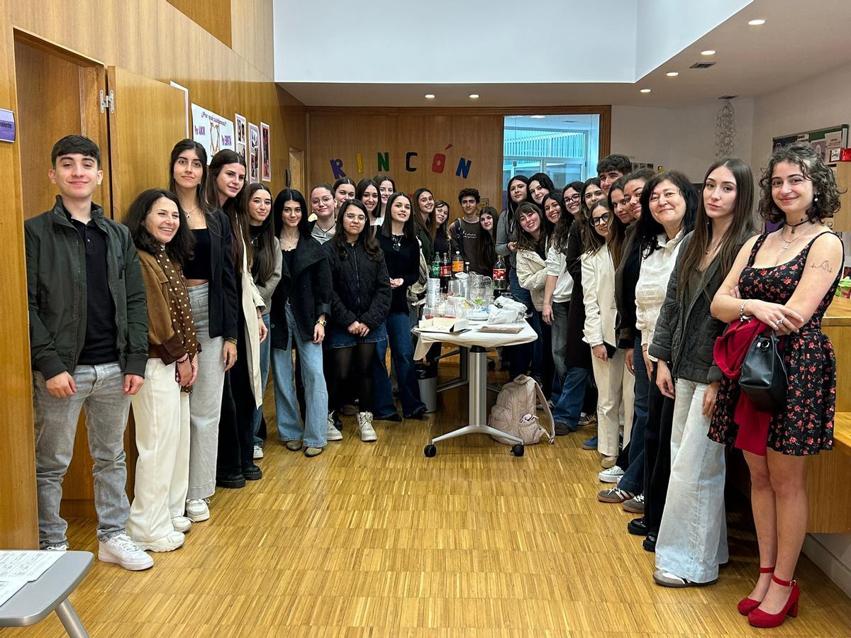 Estudiantes de 2.º de Bachillerato del instituto Isla de la Deva, tras la finalización de las presentaciones de sus trabajos.