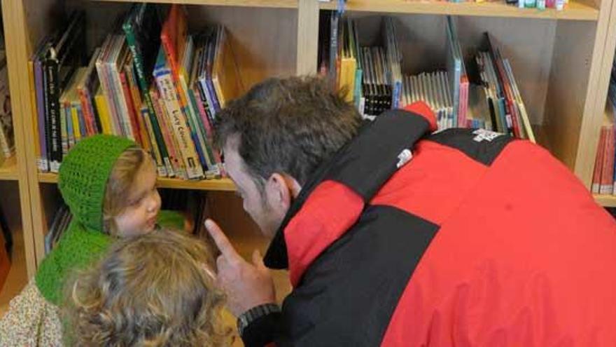 Unos niños, en una de las bibliotecas de Oleiros. // Víctor Echave