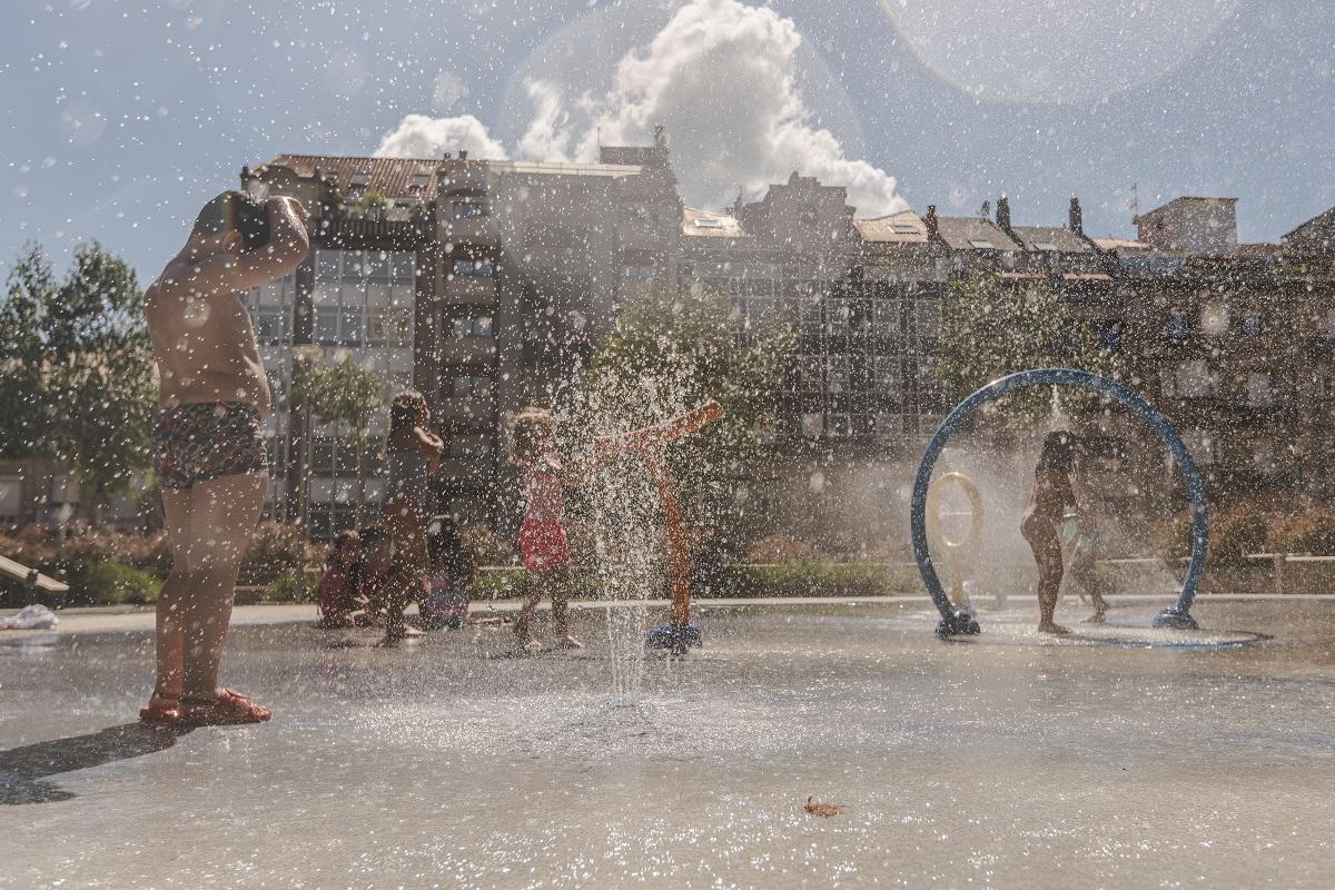 Niños se refrescan en una fuente de Ourense