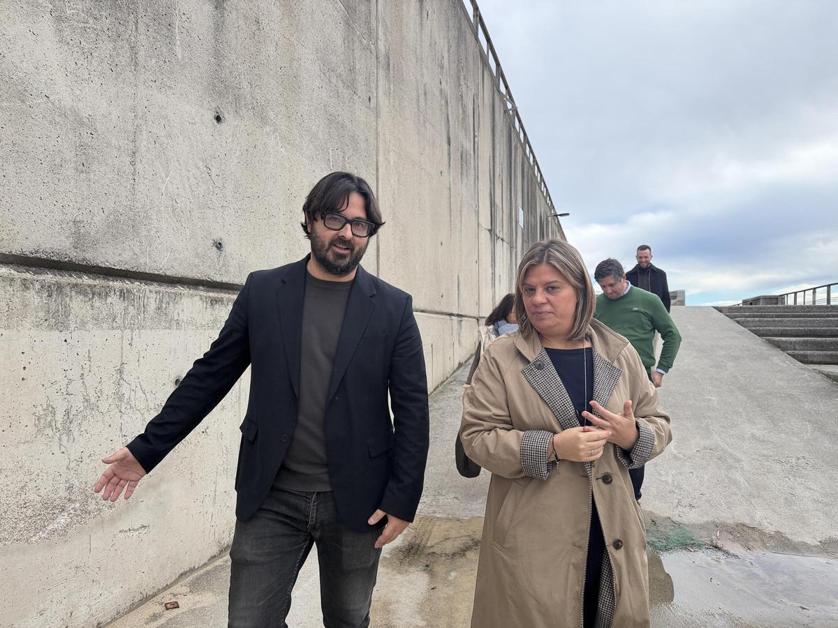 Enrique Riestra y Gimena Llamedo, este martes, en el puerto de Llanes.