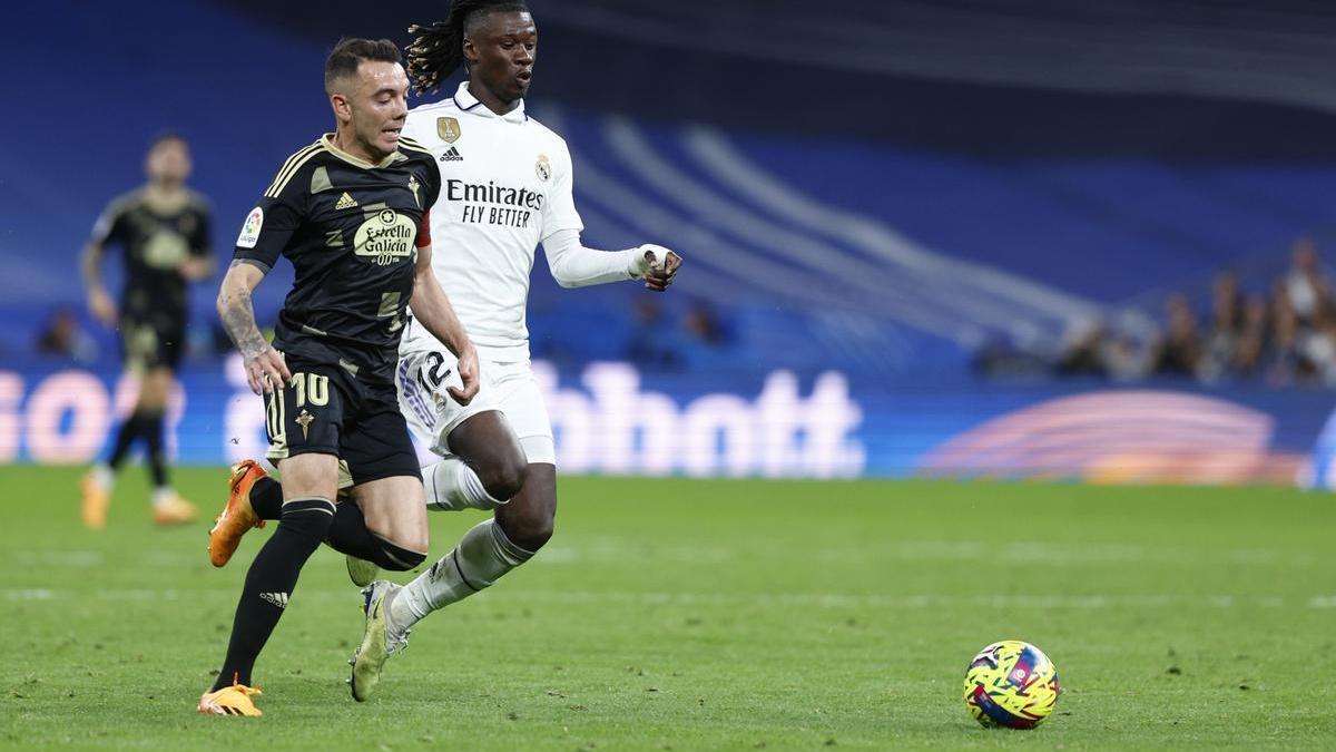 Eduardo Camavinga, jugador del Real Madrid, frena a Iago Aspas en una jugada en el Bernabéu.