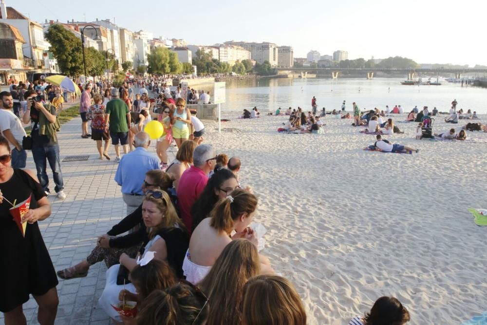 El paseo marítimo, la playa y los alrededores de la villa marinera se llenan de público para seguir el espectáculo Poético Piro-Musical.