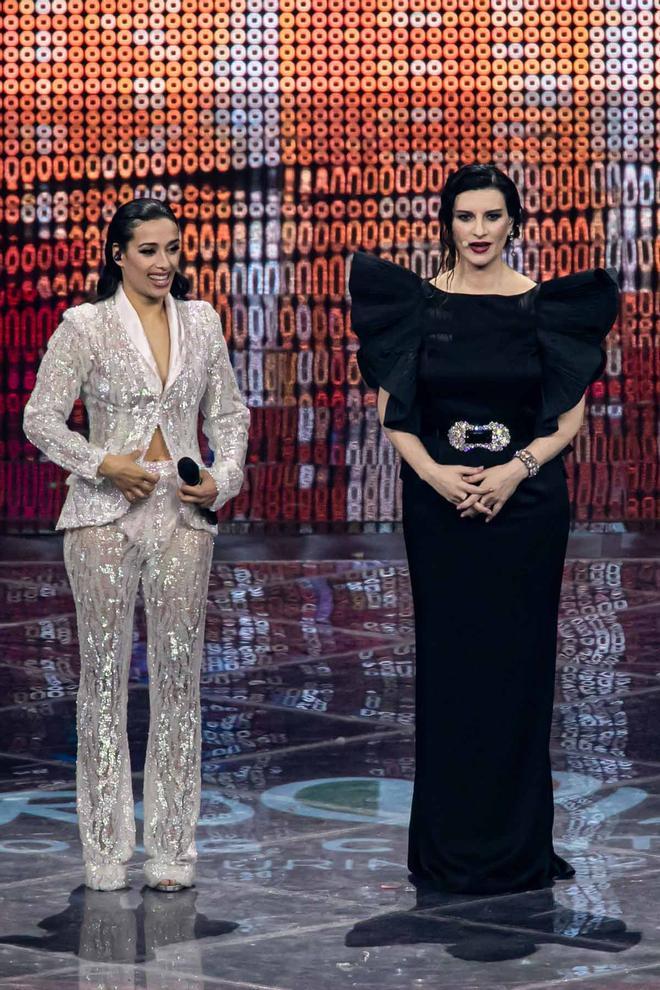 Chanel Terrero, con chaqueta y pantalón con lentejuelas ,y Laura Pausini en la 2 semifinal de Eurovisión