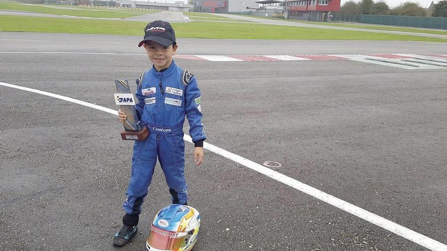 Christian Costoya posa con su trofeo y su casco en el Circuito Fernando Alonso de La Morgal.