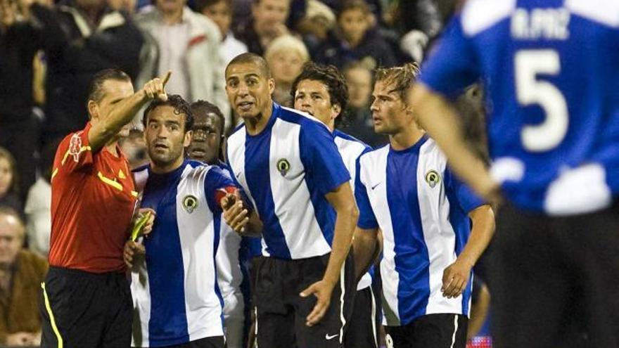 Muñiz enseña a Trezeguet el camino del vestuario