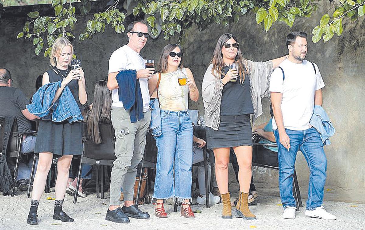 Asistentes disfrutando en La Casa Vieja del Malecón