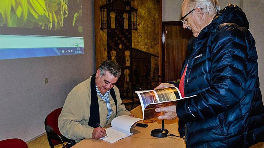 El hospitalero José Almeida durante la firma de un libro. | Ch. S.