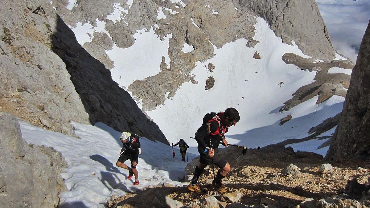 Participantes en una pasada edición de la Travesera de los Picos de Europa. | LNE