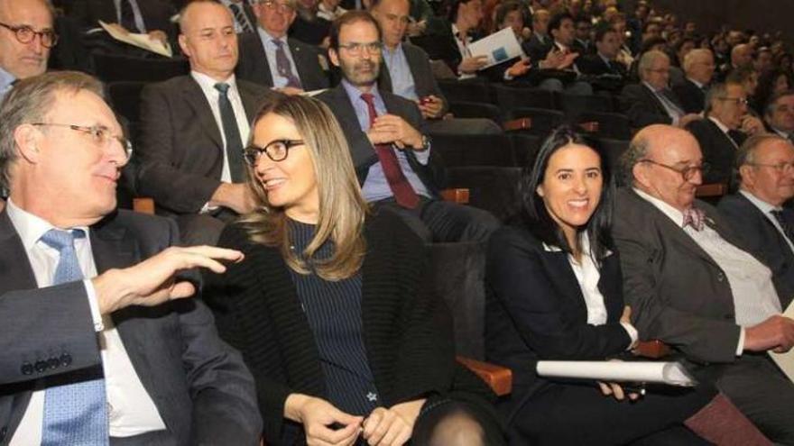 José María Arias, en primer término, charla con Emma Lustres, junto a Lupe Murillo y José María Fonseca, entre otros directivos y empresarios.