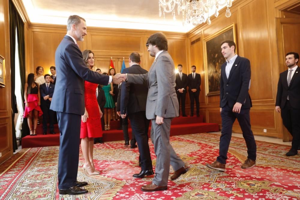 Los Reyes reciben a los mejores estudiantes de la Universidad de Oviedo.