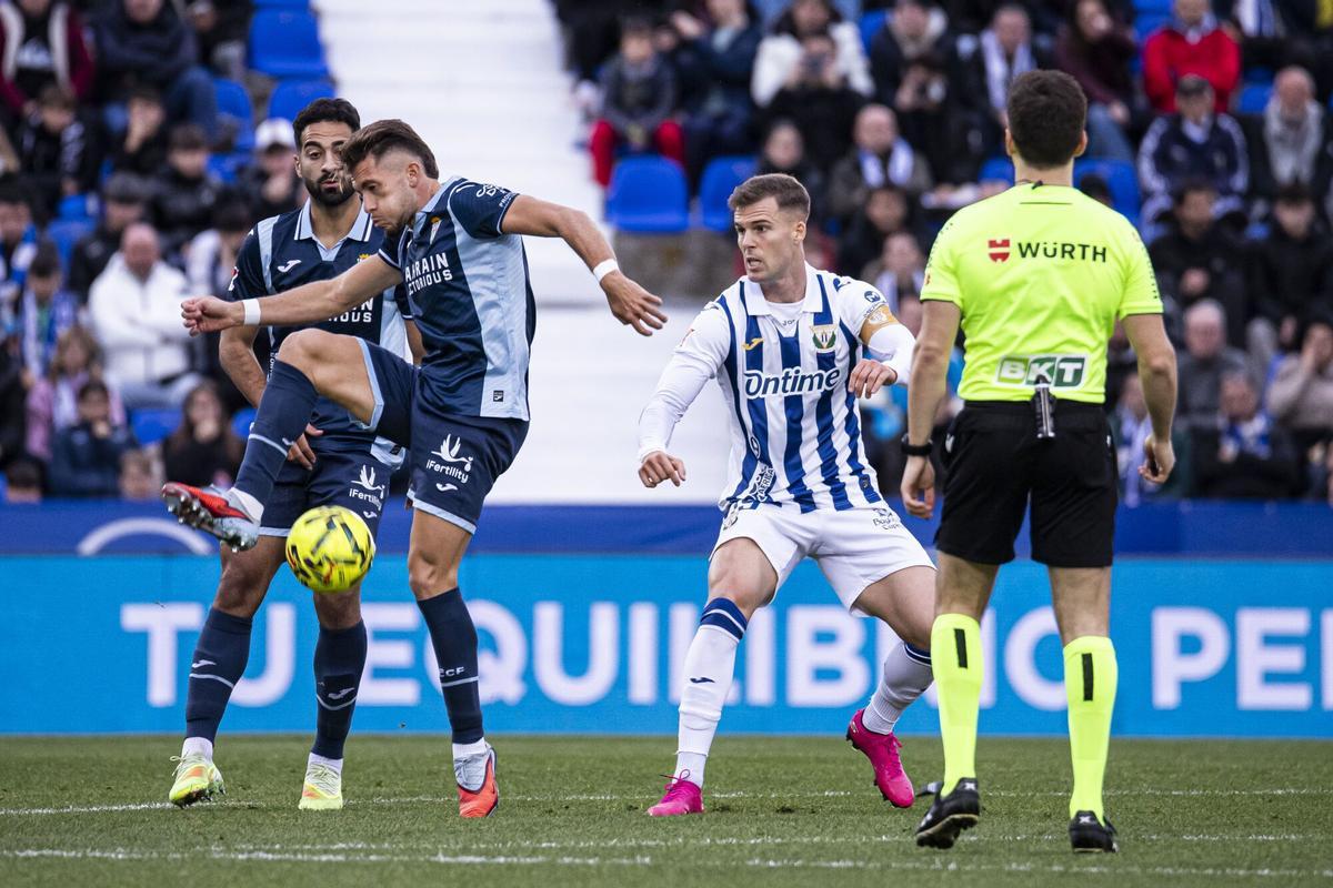Isma Ruiz protege el esférico durante la visita al Leganés en Butarque.