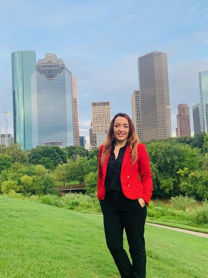 Luz Abeijón, en el Allen Parkway de Houston, con el centro financiero a sus espaldas.