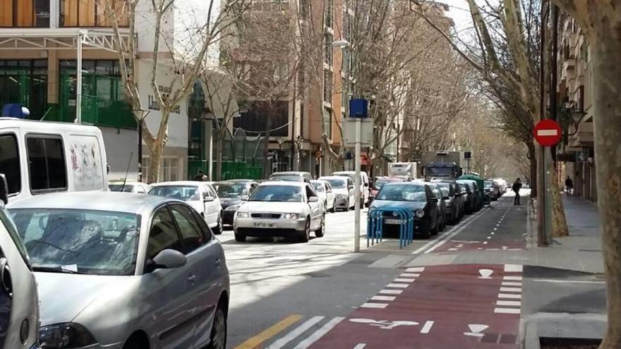 La nueva asociación de vecinos critica que el carril bici es inseguro y pide trasladarlo