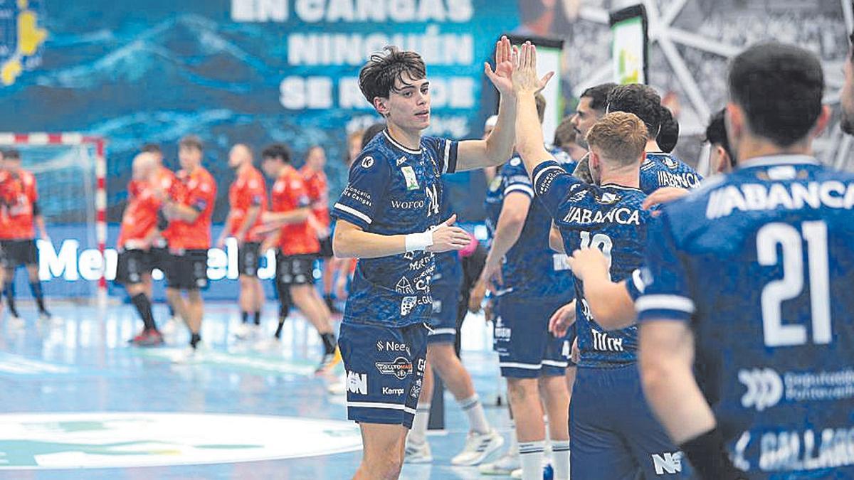 Azurmendi en el pasamanos previo a un partido. | Santos Álvarez