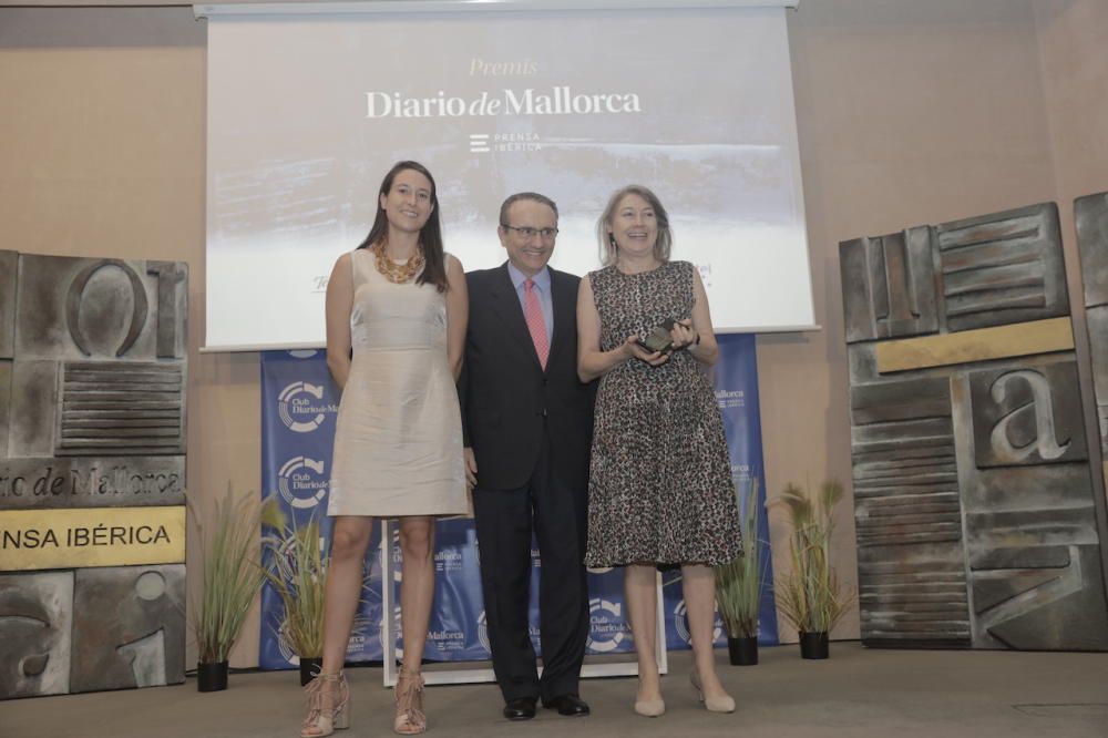 Javier Moll, presidente de Prensa Ibérica, entregó el premio a Naomi Riu y Carmen Riu, de Riu Hoteles.