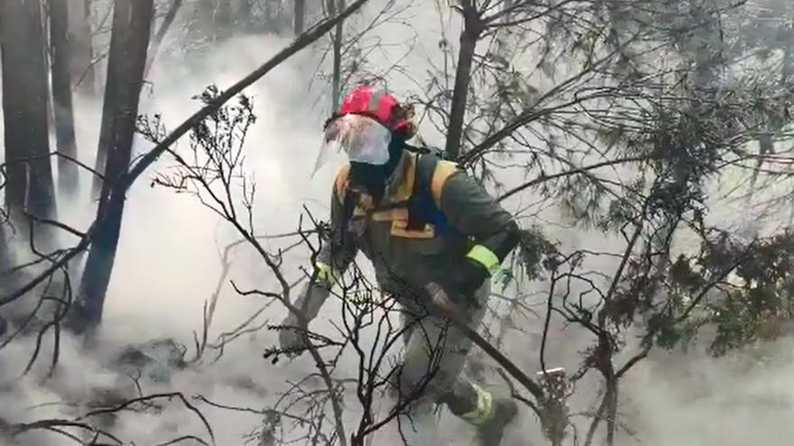 Así se combate el incendio de Vilagarcía en primera línea