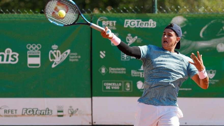 Un jugador golpea la bola en uno de los partidos disputados ayer en el Club de Campo. // Salvador Sas