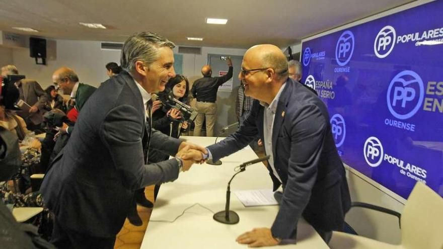 Baltar saluda al diputado Miguel Angel Viso en la reunión de ayer del PP de Ourense. // Jesús Regal