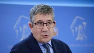 El PSOE sigue a sus socios de izquierda y apoya el embargo total de armas a Israel