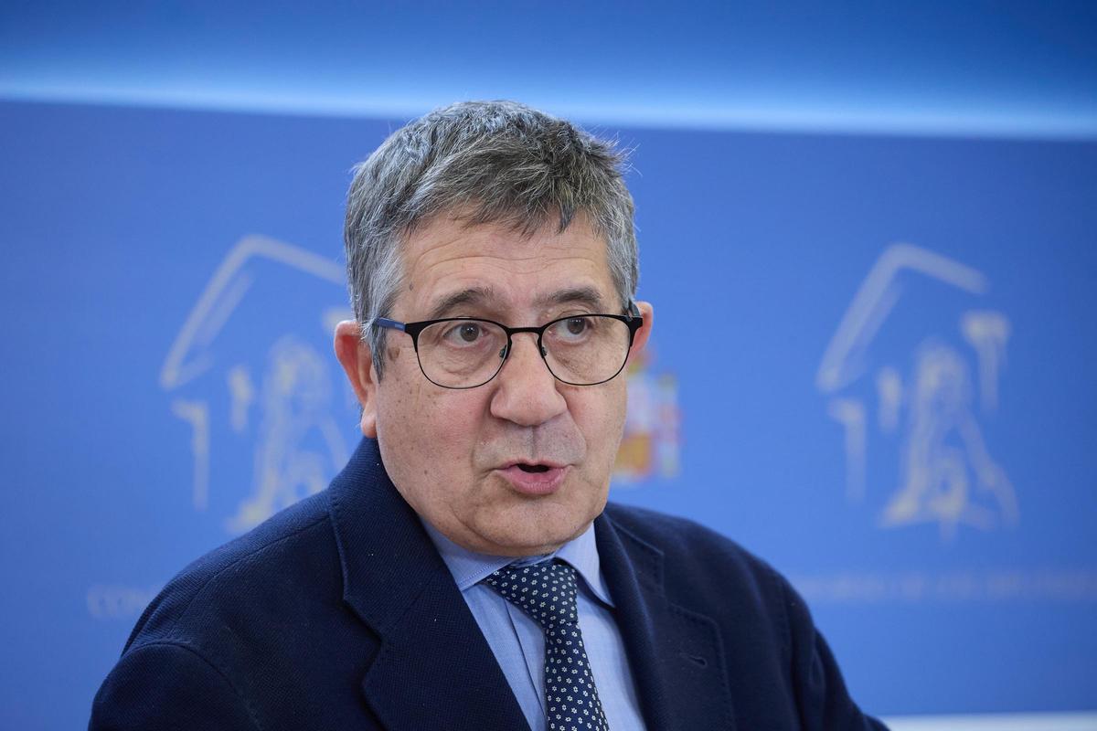 El portavoz del PSOE en el Congreso, Patxi López, durante una rueda de prensa posterior a la Junta de Portavoces, en el Congreso de los Diputados, a 6 de mayo de 2025, en Madrid (España).