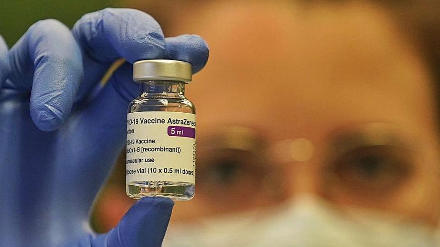 Mostra d'un pot de la vacuna AstraZeneca durant les vacunacions a la UdG al febrer