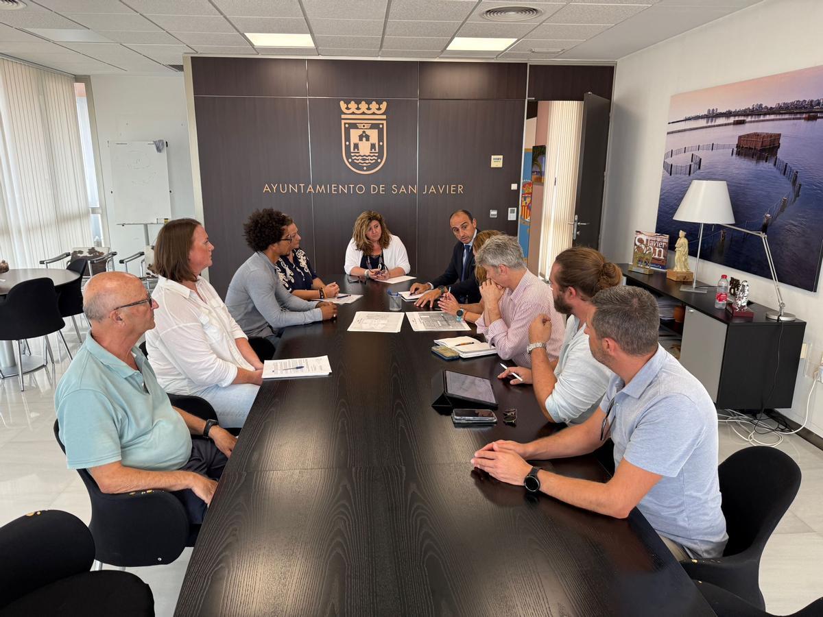 El director general de Centros Educativos e Infraestructuras, Luis Gómez, durante la reunión celebrada con las concejalas del Ayuntamiento de San Javier, el equipo directivo del colegio y representantes de la asociación de padres y madres.