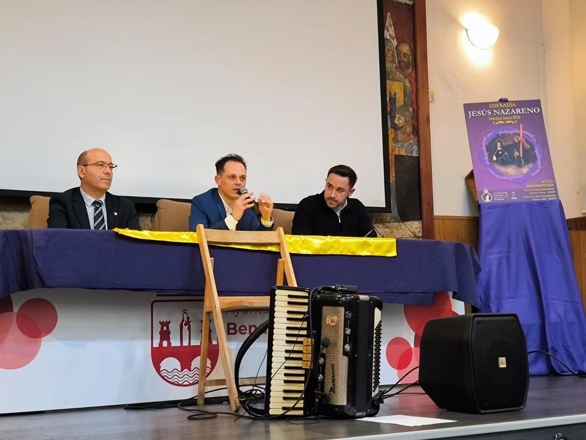 Presentación del cartel con el diputado José Manuel Salvador (izquierda), el presidente de la Cofradía (centro) y el autor del cartel (derecha).