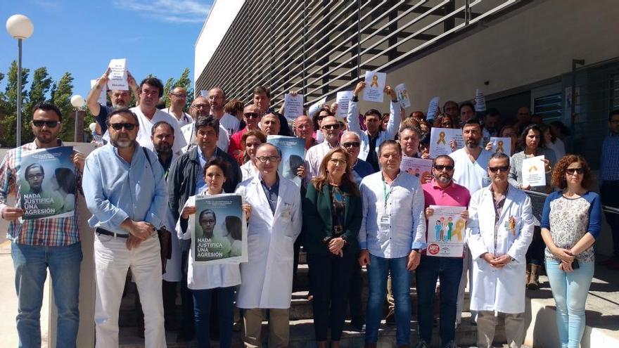 Profesionales del hospital de Montilla se concentran contra las agresiones