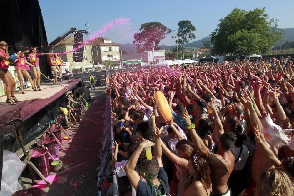 Más de 3.000 personas sufrieron los "cañonazos" de pintura líquida de todos los colores en la primera fiesta "Midnight Water Colour" de Galicia