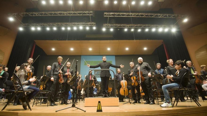 José Trigueros, al frente de la Sinfónica en A Coruña en una actividad con participación infantil.