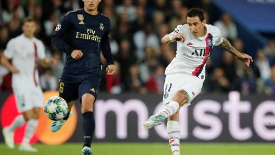 Di María durante el PSG-Madrid de la primera vuelta junto a James.