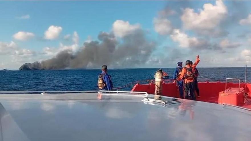 Un vaixell de passatgers que sortia de Bali s’incendia a l’estret de Lombok