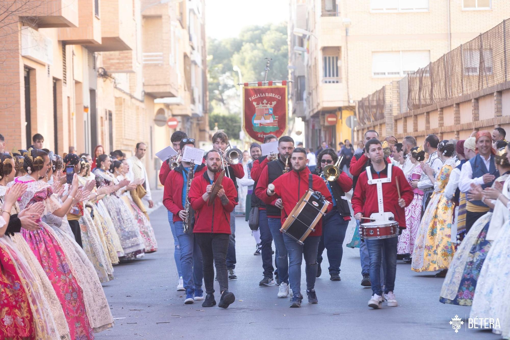 La primera ofrenda de Bétera: Las comisiones homenajean al cantaor 'Xiquet de Bétera'