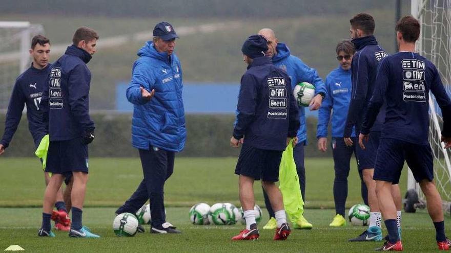 El seleccionador Giampiero Ventura, con gorra, da instrucciones a los jugadores italianos en la sesión de ayer.